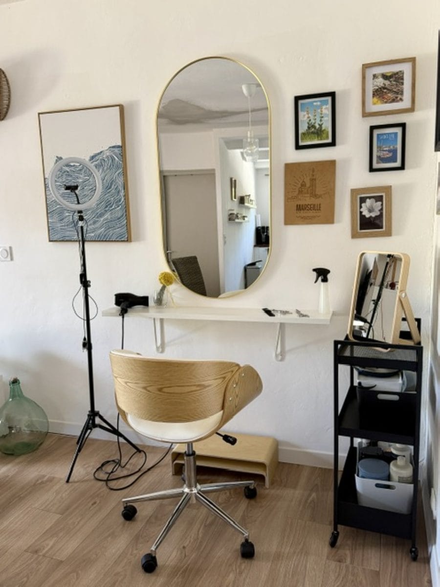 Coin coiffure du salon privé de Sylvia Pinot à Bandol, avec miroir, fauteuil et matériel préparé pour la clientèle de Six-Fours-les-Plages